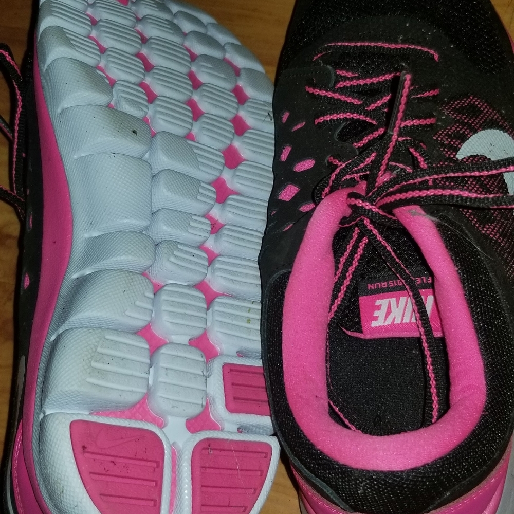 NikeTennis Shoe - Picture 3 of 5